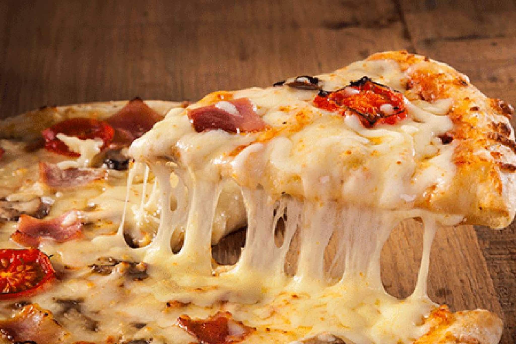 കാശിന് പകരം ഡെലിവറി ബോയിയ്ക്ക് പിസ സ്ലൈസ് ടിപ്പ്  നൽകി ഉപഭോക്താവ്