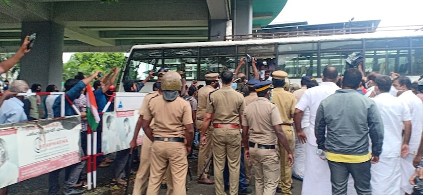  നേരത്തെ സ്വർണക്കടത്ത് കേസുമായി ബന്ധപ്പെട്ട് ഒട്ടനവധി സമരങ്ങൾ ജില്ലയിൽ നടന്നിരുന്നു. എറണാകുളത്തെ പല പൊലീസ് സ്റ്റേഷനുകളിൽ നിന്നുമായി എത്തുന്ന സേനാംഗങ്ങളായിരുന്നു പലപ്പോഴും സമരക്കാരെ നേരിടുന്നതിനായി എത്തിയിരുന്നത്. പലയിടങ്ങളിലും പൊലീസും സമരക്കാരുമായി സംഘർഷവും ഉണ്ടായിരുന്നു.