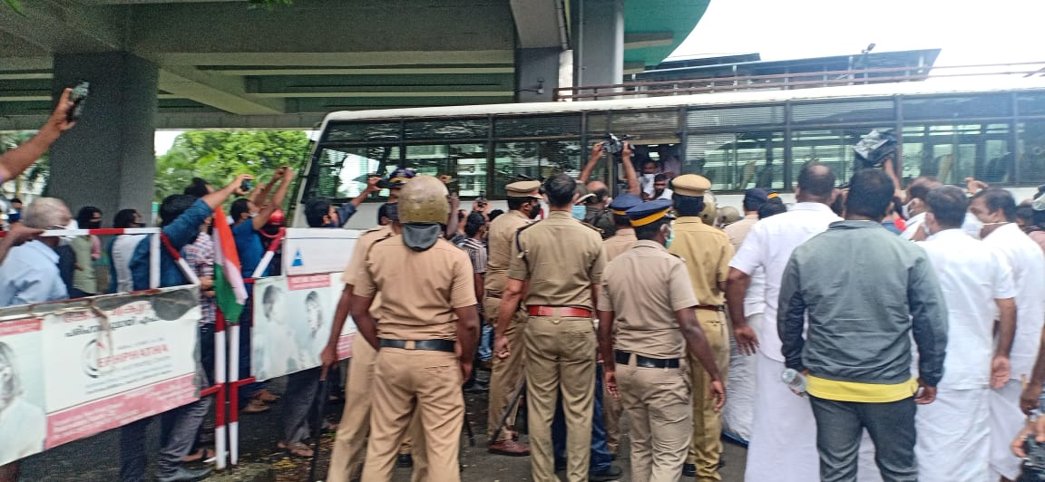  നേരത്തെ സ്വർണക്കടത്ത് കേസുമായി ബന്ധപ്പെട്ട് ഒട്ടനവധി സമരങ്ങൾ ജില്ലയിൽ നടന്നിരുന്നു. എറണാകുളത്തെ പല പൊലീസ് സ്റ്റേഷനുകളിൽ നിന്നുമായി എത്തുന്ന സേനാംഗങ്ങളായിരുന്നു പലപ്പോഴും സമരക്കാരെ നേരിടുന്നതിനായി എത്തിയിരുന്നത്. പലയിടങ്ങളിലും പൊലീസും സമരക്കാരുമായി സംഘർഷവും ഉണ്ടായിരുന്നു.