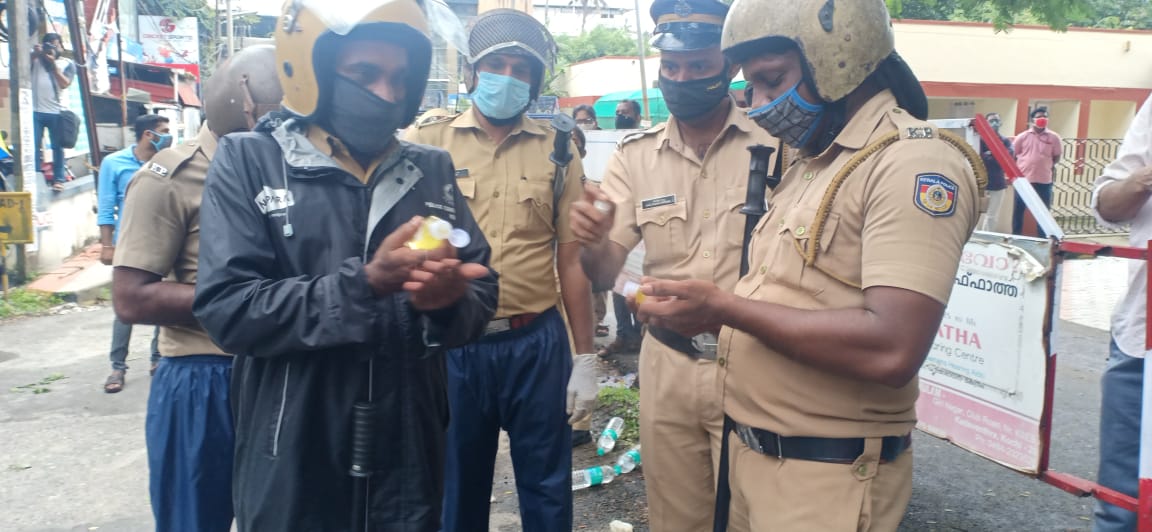  പൊലീസുകാരിൽ പലർക്കും ഇതിൽ സമ്പർക്കത്തിലൂടെ രോഗം പകർന്നതായി സ്ഥിരീകരിക്കുകയും ചെയ്തു. പൊലീസ് സ്റ്റേഷനുകളിൽ നിന്ന് പോസിറ്റീവായി പോകുന്നവർക്ക് പകരം മറ്റാരെയും നിയമിക്കാത്തതും സ്റ്റേഷനുകളിൽ പ്രതിസന്ധി സൃഷ്ടിക്കുന്നുണ്ട്. ഇതിനിടയിലാണ് ജില്ലയിലെ പൊലീസ് ക്യാമ്പുകളിലെ  സ്ഥിതിയും സങ്കീർണമാകുന്നത്.