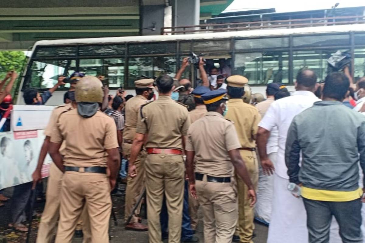  കൊച്ചി: എറണാകുളം ജില്ലയിൽ പൊലീസുകാർക്കിടയിൽ കോവിഡ് വ്യാപനം ആശങ്ക സൃഷ്ടിക്കുന്നു. ജില്ലയിലെ പല പൊലീസ് സ്റ്റേഷനുകളിലും നിരവധി പൊലീസുകാരാണ് ഇപ്പോൾ പോസിറ്റീവായുള്ളത്. പലയിടത്തും സ്റ്റേഷൻ ഓഫീസർമാർ ഉൾപ്പെടെയുള്ളവർ രോഗബാധിതരാണ്. അതോടൊപ്പം തന്നെ പൊലീസ് ക്യാമ്പുകളിലും സ്ഥിതി  രൂക്ഷമായിരിക്കുകയാണ്.
