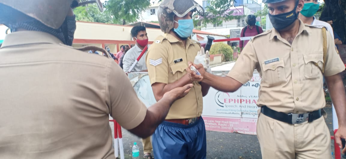 തൃപ്പൂണിത്തുറ ക്യാമ്പിൽ രണ്ടു ദിവസം കൊണ്ട് 14 പേർക്ക് കോവിഡ് സ്ഥിരീകരിച്ചു. ഏതാണ്ട് നാൽപതോളം പേർ നിരീക്ഷണത്തിലാണ്. എറണാകുളത്തെ ക്യാമ്പിൽ ഇതിനകം 55 പേർ പോസിറ്റീവ് ആയിക്കഴിഞ്ഞു. രോഗികളുടെ സമ്പർക്കത്തിലുള്ള ആരെയും  നിരീക്ഷണത്തിൽ പോകാൻ അധികൃതർ അനുവദിക്കുന്നില്ലെന്ന പരാതിയും ഉയരുന്നുണ്ട്. രോഗലക്ഷണങ്ങൾ പ്രകടിപ്പിച്ചാൽ മാത്രമാണ് ക്യാമ്പുകളിൽ ഇപ്പോൾ ആന്റിജൻ ടെസ്റ്റ്‌ അടക്കം അനുവദിക്കുന്നത്.  ഇതും രോഗവ്യാപനത്തിന് കാരണമാകുന്നുണ്ട്. സമ്പർക്ക പട്ടികയിൽ വരുന്നവരും മറ്റുള്ളവരും ക്യാമ്പുകളിൽ  ഭക്ഷണം കഴിക്കാനായി ഒത്തുകൂടുന്നതും ഒരേ ശുചിമുറി ഉപയോഗിക്കേണ്ടി വരുന്നതും മറ്റൊരു ഭീഷണിയാണ്.