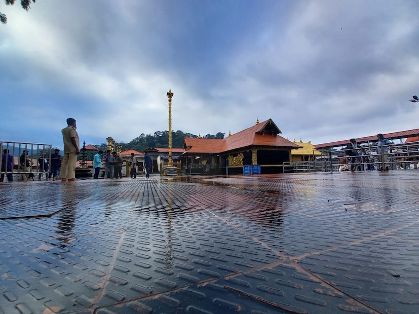 വെള്ളിയാഴ്ച വൈകുന്നേരം 5 മണിക്ക് തന്ത്രി കണ്ഠരര് രാജീവരരുടെ മുഖ്യ കാർമ്മികത്വത്തിൽ മേൽശാന്തി എ.കെ. സുധീർ നമ്പൂതിരി ക്ഷേത്ര ശ്രീകോവിൽ നട തുറന്ന് ദീപങ്ങൾ തെളിച്ചു.