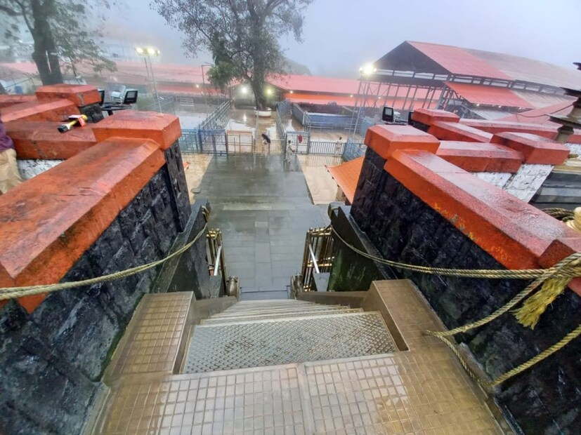  പത്തനംതിട്ട : കോവിഡ് പശ്ചാത്തലത്തിൽ ശബരിമലയിൽ പതിനെട്ടാംപടിയിൽ പൊലീസ് ഇനി പിടിച്ചുകയറ്റില്ല. പരിശോധനാ കേന്ദ്രങ്ങളിലടക്കം ഒരിടത്തും തീർഥാടകരുടെ ദേഹത്ത് സ്പർശിക്കരുതെന്നാണ് പൊലീസിന് നൽകിയിരിക്കുന്ന നിർദേശം. പരിശോധനയ്ക്ക് നിൽക്കുന്ന പൊലീസ് ഉദ്യോഗസ്ഥർ പി.പി.ഇ.കിറ്റ് ധരിക്കണം. ശബരിമല തീർഥാടനകാലത്ത് പൊലീസ് പിന്തുടരേണ്ട മാർഗനിർദേശങ്ങളിലാണ് സംസ്ഥാന പോലീസ് മേധാവി ഇക്കാര്യങ്ങൾ വ്യക്തമാക്കിയിരിക്കുന്നത്