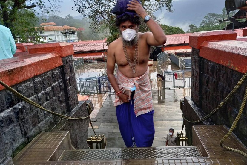  തുലാമാസ പൂജകൾക്കായി ശബരിമല ശ്രീ ധർമ്മശാസ്താ ക്ഷേത്രനട തുറന്നു. ഏഴു മാസങ്ങൾക്കു ശേഷമാണ് ഭക്തർക്ക് ദർശനത്തിന് അവസരം ലഭിക്കുന്നത്. കോവിഡ് മാനദണങ്ങളോടെയാണ് ശബരിമലയിൽ ഭക്തരെ പ്രവേശിപ്പിക്കുന്നത്. 