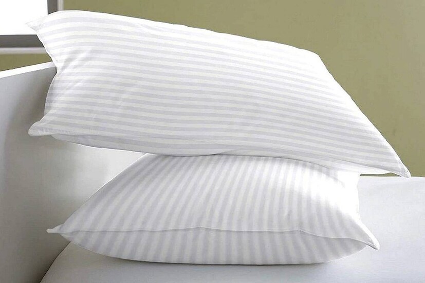  തലയണ: അധികമായി തലയണകൾ ബെഡിൽ കാണുന്നത് വീട് അലങ്കരിക്കുന്നതിന്റെ മാത്രം ലക്ഷണങ്ങളല്ല. പങ്കാളിയുടെ ലൈംഗികചോദനയെ ഉണർത്തുകയെന്ന ലക്ഷ്യവും അതിനുണ്ട്. തലയണയുടെ സ്പർശനം പോലും ലൈംഗിക ഉത്തേജനത്തിന് കാരണമാകും. തലയണണകളും ടവ്വലുകളും മികച്ച സ്വയംഭോഗ ഉപകരണങ്ങളാണെന്നാണ് പറയുന്നത്. ചെറിയ ഉരസലിലൂടെ പോലും മികച്ച ആനന്ദം ലഭിക്കുമെന്നത് ആളുകൾ പലപ്പോഴും മറക്കുകയാണെന്ന് സെക്സ് തെറാപ്പിസ്റ്റുകൾ പറയുന്നത്.