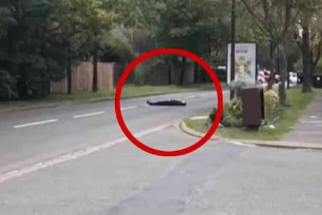 മതനിന്ദ: ഫ്രാൻസിൽ അധ്യാപകനെ കഴുത്തറുത്തുകൊന്നു; അക്രമിയെ പൊലീസ് വധിച്ചു; ഭീകരാക്രമണമെന്ന് മാക്രോൺ മതനിന്ദ: ഫ്രാൻസിൽ അധ്യാപകനെ കഴുത്തറുത്തുകൊന്നു; അക്രമിയെ പൊലീസ് വധിച്ചു; ഭീകരാക്രമണമെന്ന് മാക്രോൺ