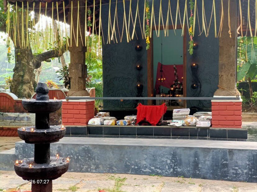  ഒരു വിജയദശമി ദിവസവും തിരൂർ തുഞ്ചൻപറമ്പ് ഇതുപോലെ ആളൊഴിഞ്ഞ് കണ്ടിട്ടുണ്ടാകില്ല. ആചാര്യൻമാരുടെ മടിയിലിരുന്ന് കുരുന്നുകൾ ആദ്യാക്ഷരം കുറിക്കാറുള്ള സരസ്വതി മണ്ഡപം ഒരിക്കൽ പോലും  ഇങ്ങനെ കിടന്നിട്ടുണ്ടാകില്ല