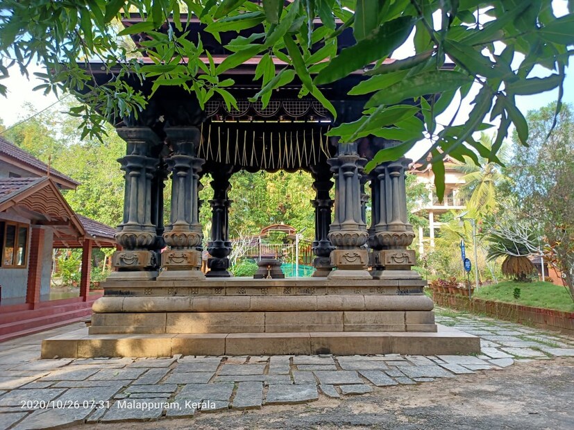  എഴുത്തച്ഛന്റെ സമാധി മണ്ഡപത്തിൽ എഴുത്താശാൻമാരുടെ സാന്നിധ്യം മുൻപൊരിക്കലും വിദ്യാരംഭ ദിനത്തിൽ ഉണ്ടാകാതിരുന്നിട്ടില്ല.