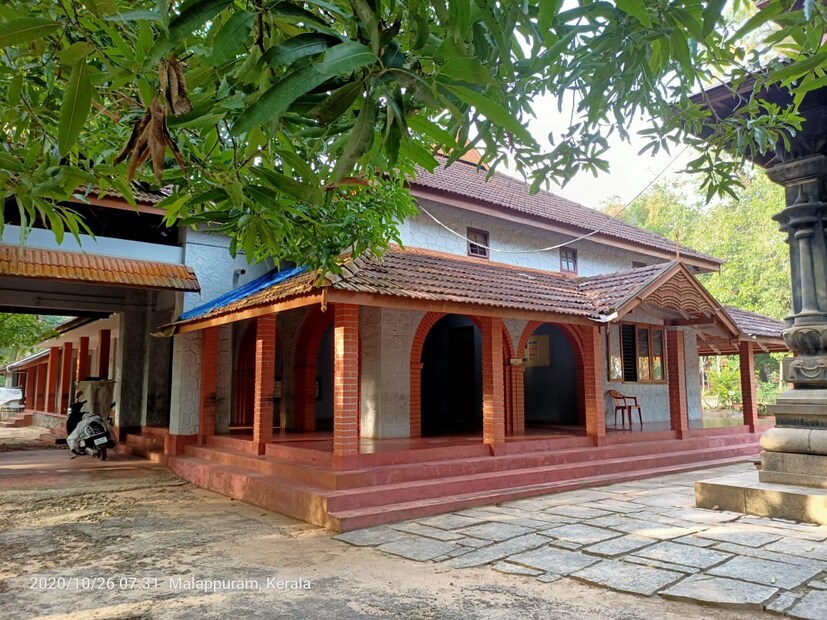  എഴുത്തു കളരിയിൽ പൂജയ്ക്ക് വച്ച പുസ്തകങ്ങൾ എടുക്കാൻ മാത്രമാണ് ആളുകളെ ഉള്ളിൽ പ്രവേശിപ്പിച്ചത്. അതും കോവിഡ് മാനദണ്ഡങ്ങൾ കൃത്യമായി പാലിച്ചു കൊണ്ട്.