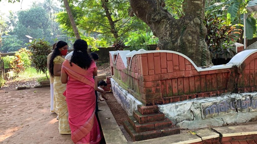  എഴുത്തുകളരിക്ക് അടുത്തുള്ള കാഞ്ഞിരമരത്തിൽ ചുവട്ടിൽ മണ്ണിൽ ഹരിശ്രീ എഴുതി വലംവെച്ച് പലരും മടങ്ങി. നവരാത്രി ദിനങ്ങളും  വിജയദശമിയും എല്ലാം നിശബ്ദമായി കടന്നു പോകുകയാണിവിടെ. ഇത്തരമൊരു വിജയദശ്മി തുഞ്ചൻ പറമ്പിന്റെ ചരിത്രത്തിലാദ്യം.