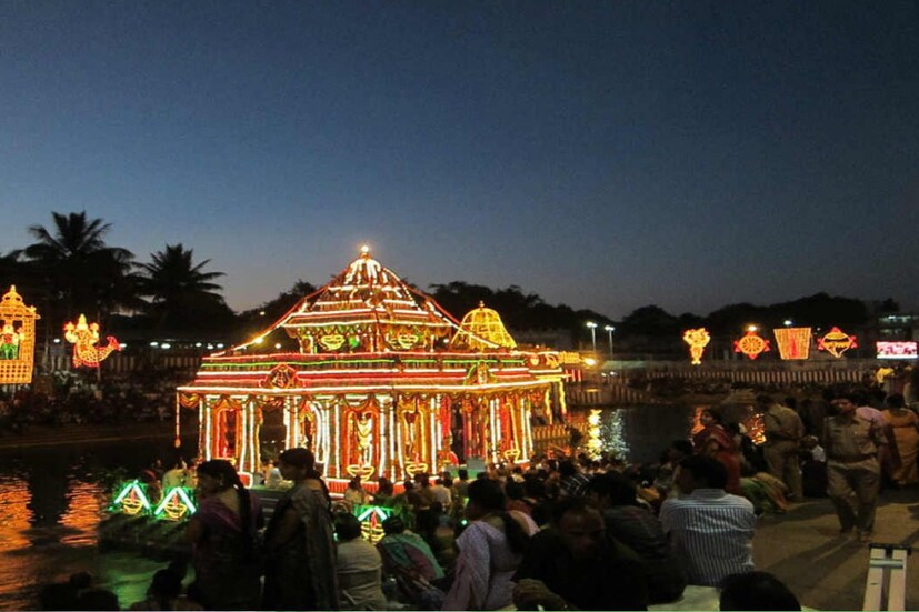  തിരുമല: ആന്ധ്ര പ്രദേശിലെ തിരുമല തിരുപ്പതിക്ഷേത്രത്തിൽ കാണിക്ക വരുമാനത്തിൽ വൻവർധന. ക്ഷേത്രത്തിൽ ഒറ്റ ദിവസത്തെ കാണിക്ക ഇനത്തിലെ വരുമാനം 2കോടിയിലധികം രൂപയായി ഉയർന്നു. ക്ഷേത്രവുമായി ബന്ധപ്പെട്ട വൃത്തങ്ങൾ തന്നെയാണ് ഇക്കാര്യം അറിയിച്ചത്.