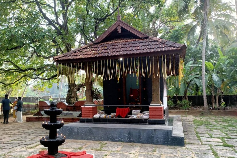  ചരിത്രത്തിൽ ആദ്യമായി വിദ്യാരംഭ ചടങ്ങുകൾ ഇല്ലാതെ തിരൂർ തുഞ്ചൻ പറമ്പ്. കോവിഡ് വ്യാപിക്കുന്ന സാഹചര്യത്തിൽ നിരോധനാജ്ഞ നിലവിൽ ഉള്ളതു കൊണ്ടാണ് ഇത്തവണ എഴുത്തിനിരുത്തൽ ചടങ്ങുകൾ തുഞ്ചൻ പറമ്പിൽ ഒഴിവാക്കിയത്.