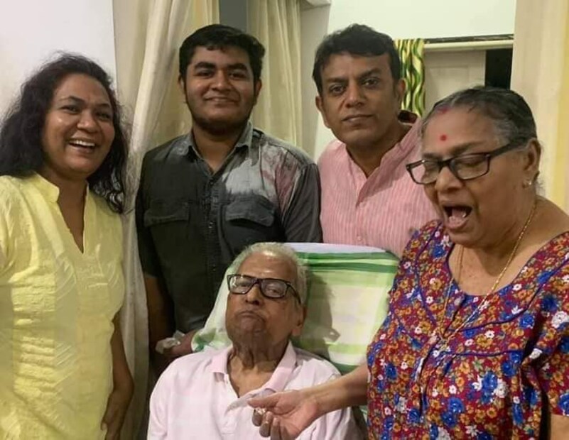 തിരുവനന്തപുരം: കക്ഷി രാഷ്ട്രീയ ഭേദമില്ലാതെ ജനമനസ്സുകളില് ഇടംനേടിയ പ്രിയ സഖാവിന് ചൊവ്വാഴ്ച 97 വയസ് പൂര്ത്തിയായി. ഭരണപരിഷ്ക്കാര കമ്മിഷൻ അധ്യക്ഷന്റെ ഔദ്യോഗിക വസതിയായ കവടിയാര് ഹൗസില് കുടുംബാംഗങ്ങൾക്കൊപ്പമായിരുന്നു പിറന്നാൾ ആഘോഷം. ജീവിച്ചിരിക്കുന്ന ഏറ്റവും ജനകീയനായ കമ്മ്യൂണിസ്റ്റ് നേതാവ്, വേലിക്കകത്ത് ശങ്കരന് അച്യുതാനന്ദന് ആയുരാരോഗ്യം നേര്ന്ന് നിരവധി ഫോണ്കോളുകളാണ് തിരുവനന്തപുരത്തെ 'കവടിയാര്' ഹൗസിലേക്ക് എത്തിയത്.  തിരുവനന്തപുരം: കക്ഷി രാഷ്ട്രീയ ഭേദമില്ലാതെ ജനമനസ്സുകളില് ഇടംനേടിയ പ്രിയ സഖാവിന് ചൊവ്വാഴ്ച 97 വയസ് പൂര്ത്തിയായി. ഭരണപരിഷ്ക്കാര കമ്മിഷൻ അധ്യക്ഷന്റെ ഔദ്യോഗിക വസതിയായ കവടിയാര് ഹൗസില് കുടുംബാംഗങ്ങൾക്കൊപ്പമായിരുന്നു പിറന്നാൾ ആഘോഷം. ജീവിച്ചിരിക്കുന്ന ഏറ്റവും ജനകീയനായ കമ്മ്യൂണിസ്റ്റ് നേതാവ്, വേലിക്കകത്ത് ശങ്കരന് അച്യുതാനന്ദന് ആയുരാരോഗ്യം നേര്ന്ന് നിരവധി ഫോണ്കോളുകളാണ് തിരുവനന്തപുരത്തെ 'കവടിയാര്' ഹൗസിലേക്ക് എത്തിയത്.