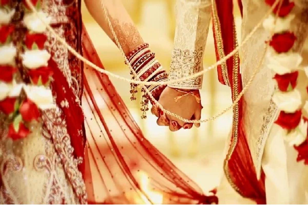  നിക്കാഹ് കഴിഞ്ഞ ശേഷം ദുബായിലെ വീടിനു പുറത്തൊരുക്കിയ പൂക്കൾ ,[object Object],കൊണ്ടുള്ള പന്തലിൽ വധൂ വരന്മാർ എത്തി. കല്യാണത്തിന് പങ്കെടുക്കാൻ കഴിയാത്ത കുടുംബാംഗങ്ങൾക്കും സുഹൃത്തുക്കൾക്കും കാറിൽ ഇരുന്നുകൊണ്ട് ആശിർവദിച്ചും ചിത്രമെടുത്തും മടങ്ങാം. ഖലീജ് ടൈംസ് ആണ് ഇതേക്കുറിച്ച് റിപ്പോർട്ട് ചെയ്തത്  (പ്രതീകാത്മക ചിത്രം)