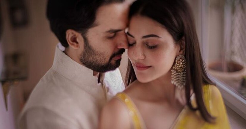  ഇപ്പോഴിതാ വിവാഹ നിശ്ചയത്തിന്റെ ചിത്രങ്ങളും നടി ആരാധകർക്കായി സോഷ്യൽമീഡിയയിലൂടെ പങ്കുവെച്ചിരിക്കുകയാണ്. മഞ്ഞ സാരിയിൽ അതിസുന്ദരിയായാണ് താരം പ്രത്യക്ഷപ്പെട്ടിരിക്കുന്നത്. ഭർത്താവ് ഗൗതം കിച്ഛലുവിനൊപ്പമുള്ള ചിത്രങ്ങളും കാജൽ പുറത്തുവിട്ടിട്ടുണ്ട്.