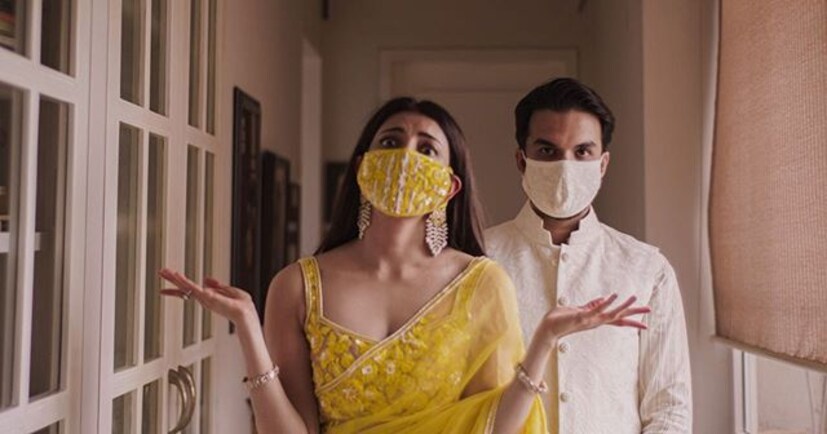  മനീഷ് മൽഹോത്രയുടെ ടീം ഒരുക്കിയ മഞ്ഞ എംബ്രോയിഡ് സാരിയാണ് കാജൽ വിവാഹ നിശ്ചയത്തിനായി ധരിച്ചത്. കൂടാതെ സാരിക്ക് മാച്ചിങ് ആയി മാസ്കും ഉണ്ട്.