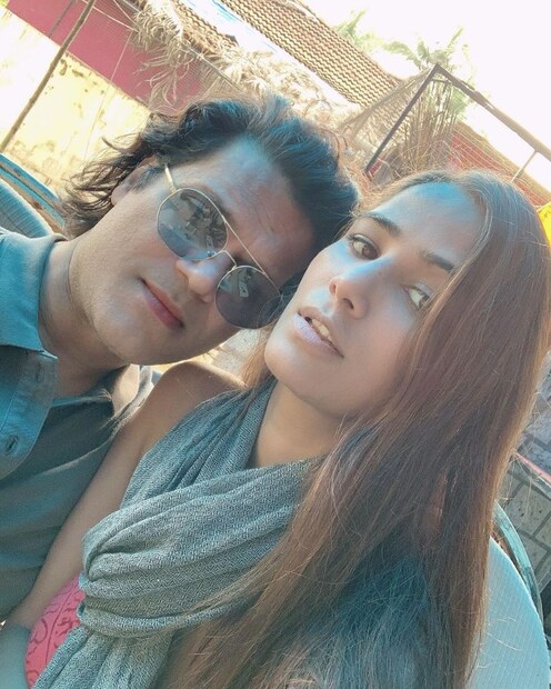  കേസിൽ എഫ്ഐആർ രജിസ്റ്റർ ചെയ്തു. പോലീസ് സ്റ്റേഷനിൽ ഹാജരാകാൻ ക്രിമിനൽ പ്രൊസീജ്യർ കോഡിലെ സെക്ഷൻ 41 പ്രകാരം ദമ്പതികൾക്ക് നേരത്തെ നോട്ടീസ് നൽകിയിരുന്നു. എന്നാൽ ഗോവയിൽ നിന്ന് മുംബൈയിലേക്ക് ഇവർ പോകുന്നതിന് മുമ്പായി അറസ്റ്റ് ചെയ്യുകയായിരുന്നു.