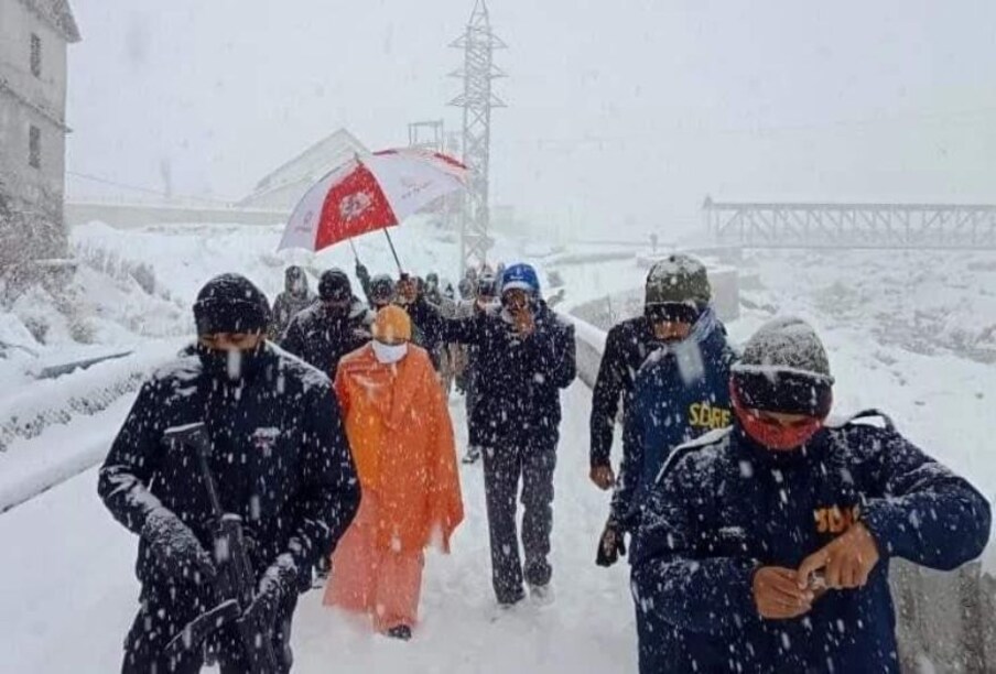  കനത്ത മഞ്ഞുവീഴ്ച തുടരുന്നതിനിടെ ഉത്തരാഖണ്ഡിലെ ബദ്രിനാഥ് ക്ഷേത്രത്തിൽ പ്രാര്‍ഥനയ്ക്കായെത്തി യുപി മുഖ്യമന്ത്രി യോഗി ആദിത്യനാഥ്. (Image: Twitter)