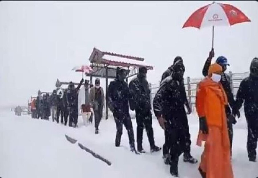  കനത്ത മഞ്ഞുവീഴ്ചയെ തുടർന്ന് ക്ഷേത്രദർശനം കുറച്ച് നീണ്ടെങ്കിലും ശൈത്യത്തെ അവഗണിച്ച് അദ്ദേഹം ദർശനം തുടരാൻ തന്നെ തീരുമാനിക്കുകയായിരുന്നു. (Image: Twitter)