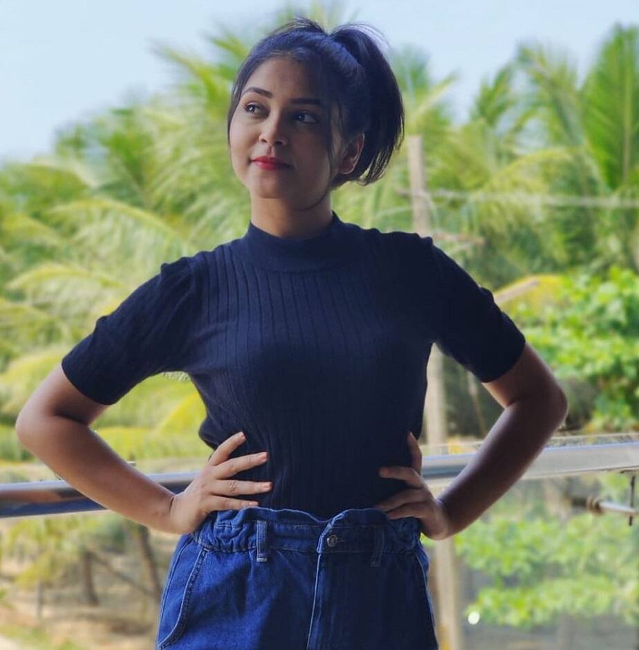 കേവലം ആറ് വര്ഷങ്ങള്ക്കു മുൻപ് അഭിനയ ജീവിതം ആരംഭിച്ച അമൂല്യയേ അറിയണമെങ്കിൽ ഒരൊറ്റ സീരിയലിന്റെ പേര് മാത്രം മതി കേവലം ആറ് വര്ഷങ്ങള്ക്കു മുൻപ് അഭിനയ ജീവിതം ആരംഭിച്ച അമൂല്യയേ അറിയണമെങ്കിൽ ഒരൊറ്റ സീരിയലിന്റെ പേര് മാത്രം മതി