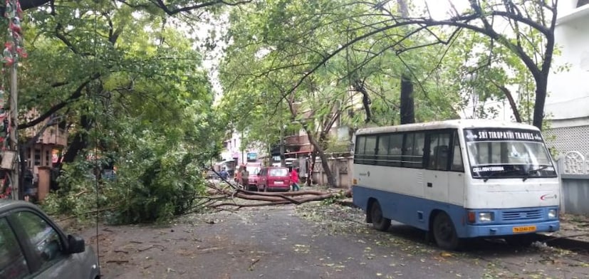  കരതൊട്ടശേഷം ചുഴലിക്കാറ്റ് ശക്തികുറഞ്ഞ് കൊടുങ്കാറ്റായി മാറിയെന്ന് കാലാവസ്ഥാ നിരീക്ഷണ കേന്ദ്രം അറിയിച്ചു. (Image: News18 Tamil)