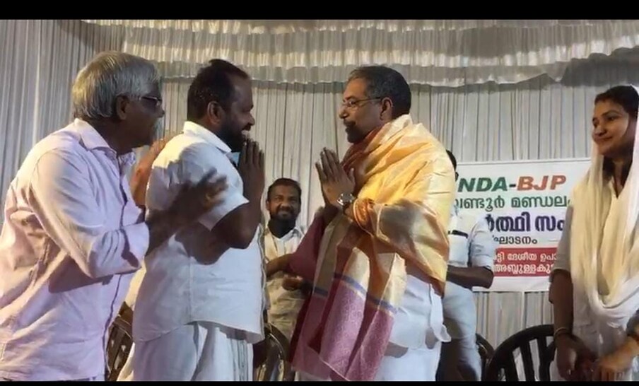  തെരഞ്ഞെടുപ്പിൽ വികസന മുദ്രാവാക്യങ്ങൾക്ക് ഒപ്പം ബി ജെ പി ഉയർത്തുന്ന മുഖ്യവിഷയം ശബരിമലയിലെ സ്ത്രീ പ്രവേശം തന്നെയാണ്. ശബരിമല മറക്കരുത് എന്ന് ഓർമിപ്പിച്ച് ആയിരുന്നു എ.പി. അബ്ദുള്ളക്കുട്ടിയുടെ പ്രസംഗം.'എത്ര ക്രൂരമായി ആണ് ശബരിമല അയ്യപ്പ ഭക്തൻമാരോട് അവർ പെരുമാറിയത്. എനിക്ക് പറയാൻ ഉള്ളത്, വോട്ട് ചെയ്യേണ്ട ദിവസം രാവിലെ പോളിംഗ് ബൂത്തിൽ ചെന്ന് വോട്ടിംഗ് മെഷീന്റെ മുമ്പിൽ നിന്ന് ശബരിമല ശാസ്താവിനെ മനസിൽ ധ്യാനിച്ച് പിണറായി വിജയന്റെ ഇരട്ട ചങ്കിൽ തന്നെ കുത്തുന്ന തെരഞ്ഞെടുപ്പ് ആക്കി മാറ്റുക" - പ്രസംഗത്തിൽ ബി ജെ പി ദേശീയ ഉപാധ്യക്ഷൻ പറഞ്ഞു.