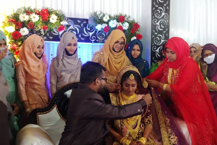  വിവാഹം നേരത്തെ നിശ്ചയിച്ചതാണ്.  അപ്രതീക്ഷിതയമായി തിരഞ്ഞെടുപ്പിൽ സ്ഥാനാർത്ഥിയായി. കോവിഡ് കാരണം ഒരുതവണ വിവാഹം മാറ്റിവയ്ക്കേണ്ടി വന്ന അൻവറിനും കുടുംബത്തിനും ഇനിയും വിവാഹത്തീയതി മാറ്റുന്നതിനോട് യോജിപ്പില്ല