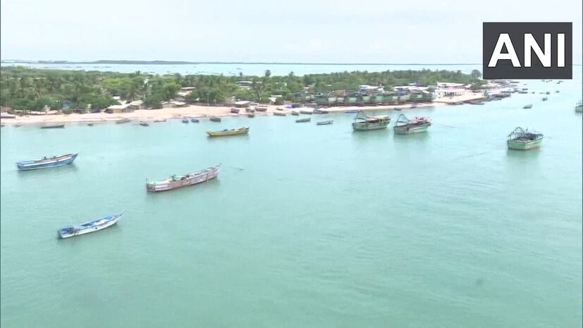  'അന്താരാഷ്ട്ര അതിർത്തുയ്ക്ക് സമീപത്തായി സ്ഥിതി ചെയ്യുന്ന അടുത്തടുത്തായി കിടക്കുന്ന ഇന്ത്യ-ശ്രീലങ്ക ദ്വീപുകളുമായി ബന്ധപ്പെട്ട് നിരവധി നിയന്ത്രണങ്ങൾ ഉള്ളതിനാൽ ദ്വീപിലെ മത്സ്യത്തൊഴിലാളികൾക്ക് 24 മണിക്കൂർ മാത്രമെ കടലിൽ തങ്ങാൻ സാധിക്കുള്ളു. ഈ സമയത്ത് ലഭിക്കുന്ന മീൻ കരയിലെത്തിച്ച് കിട്ടുന്ന വിലയ്ക്ക് വിൽക്കാറാണ് പതിവ്. ചിലസമയങ്ങളിൽ കൂടുതൽ മത്സ്യം ലഭിക്കുമോ ഉയർന്ന തിരമാലകൾ, കാറ്റ് എന്നിവ സംബന്ധിച്ച വിവരങ്ങളും ട്രാൻസ്മിറ്റ് ചെയ്യാറുണ്ട്'(ചിത്രം- ANI)