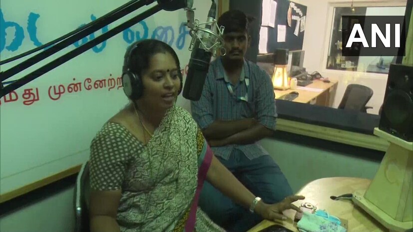  കടൽ ഓസൈ എഫ് എം ഇപ്പോൾ തന്നെ മത്സ്യത്തൊഴിലാളികള്‍ക്കിടയിലെ ഒരു അവിഭാജ്യഘടകമായിട്ടുണ്ട്. സ്റ്റേഷൻ മാനേജർ ഗായത്രി ഒഴികെ ഈ റേഡിയോ സ്റ്റേഷനിൽ ജോലി ചെയ്യുന്ന പന്ത്രണ്ട് പേരും മത്സ്യത്തൊഴിലാളികളോ അവരുടെ കുടുംബാംഗങ്ങളോ ആണ്. (ചിത്രം- ANI)