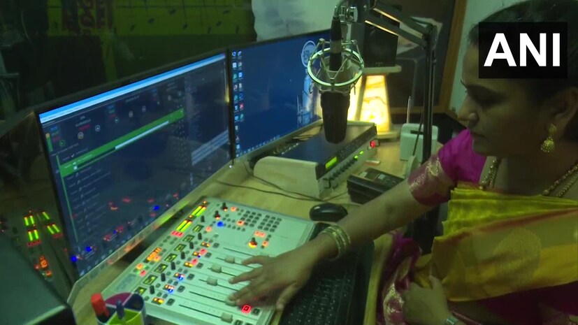  'പാമ്പൻ മേഖലയിലെ 80% ആളുകളും മത്സ്യബന്ധനം തൊഴിലായി സ്വീകരിച്ചവരാണ്. ഇവരെ സഹായിക്കുന്നതിനായാണ് എഫ്എം ആരംഭിച്ചത്. നിലനിൽ 5-10 കിലോമീറ്റർ ആണ് ട്രാൻസ്മിഷൻ റേഞ്ച്. പാമ്പൻ ദ്വീപ് നിവാസികൾക്ക് മുഴുവൻ റേഡിയോ ലഭ്യമാകുന്ന വിധത്തിൽ റേഞ്ച് കൂട്ടാനുള്ള നടപടികള്‍ സർക്കാർ ആരംഭിക്കണം'. 'കടൽ ഓസൈ എഫ് 90.4' സ്ഥാപകന്‍ ഫെർണാണ്ടോ പറയുന്നു. (ചിത്രം- ANI)