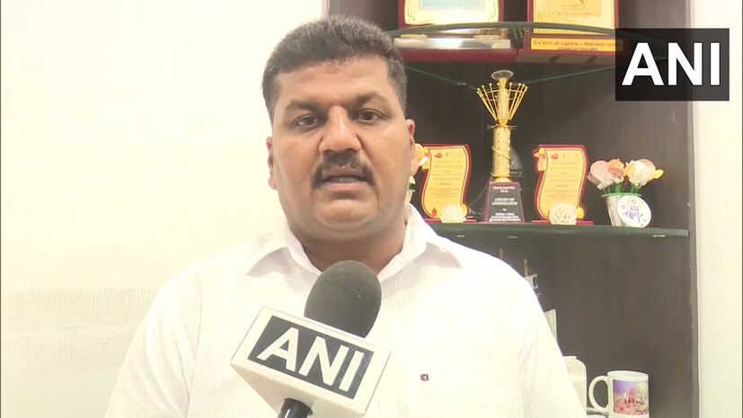  കുട്ടിക്കാലം മുതൽ തന്നെ റേഡിയോ കേട്ടാണ് ആംസ്ട്രോംഗ് വളർന്നത്. എട്ടാം ക്ലാസ് വരെ മാത്രം വിദ്യാഭ്യാസമുള്ള ഇയാള്‍ പിന്നീട് പലയിടങ്ങളിലും യാത്ര ചെയ്തു. കർഷകർക്കായി മാത്രമുള്ള കമ്മ്യൂണിറ്റി റേഡിയോയെക്കുറിച്ച് പഠിച്ചു. ഇതിൽ നിന്നാണ് മത്സ്യത്തൊഴിലാളികൾക്ക് മാത്രമായി ഒരു റേഡിയോ ചാനൽ എന്ന ആശയം ഉടലെടുത്തത്. (ചിത്രം- ANI)