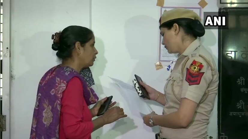  'കുട്ടികളെ അവരെ മാതാപിതാക്കളുമായി ഒന്നിപ്പിക്കുന്നത് എനിക്ക് ഏറെ ആഹ്ളാദം നൽകുന്നുണ്ട്. എന്‍റെ ജോലിക്ക് പൊലീസ് കമ്മീഷണർ ഇത്തരമൊരു പ്രതിഫലം നല്‍കിയതിൽ സന്തോഷമുണ്ട്. ഇത് മറ്റ് ആളുകൾക്കും ഒരു പ്രോത്സാഹനമാണ്' എന്നാണ് സീമയുടെ പ്രതികരണം.(ചിത്രം- ANI)