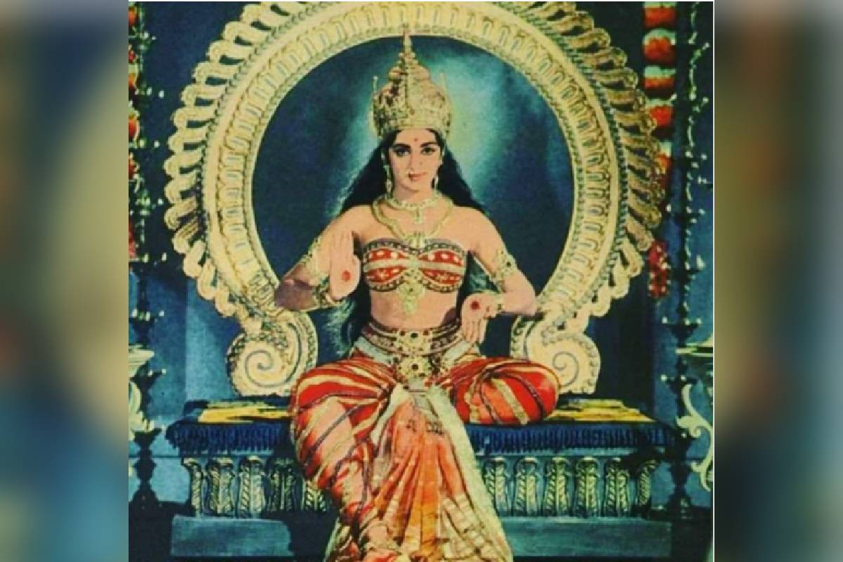  സിനിമയിൽ എത്തുന്നതിനും വളരെ മുൻപുള്ള ഒരു 14 വയസ്സുകാരിയുടെ ചിത്രമാണിത്. പിന്നീട് 'ഡ്രീം ഗേൾ' എന്ന ആരാധകവൃന്ദം വിളിച്ച ബോളിവുഡ് സുന്ദരി ഹേമമാലിനി. വർഷങ്ങളായി നടത്തിയ അന്വേഷണത്തിനൊടുവിലാണ് ചിത്രം ഹേമമാലിനിയുടെ പക്കൽ എത്തുന്നത്. എപ്പോൾ എവിടെ നിന്ന് ലഭിച്ചു എന്ന കാര്യം ഹേമമാലിനി വ്യക്തമാക്കിയിട്ടില്ല
