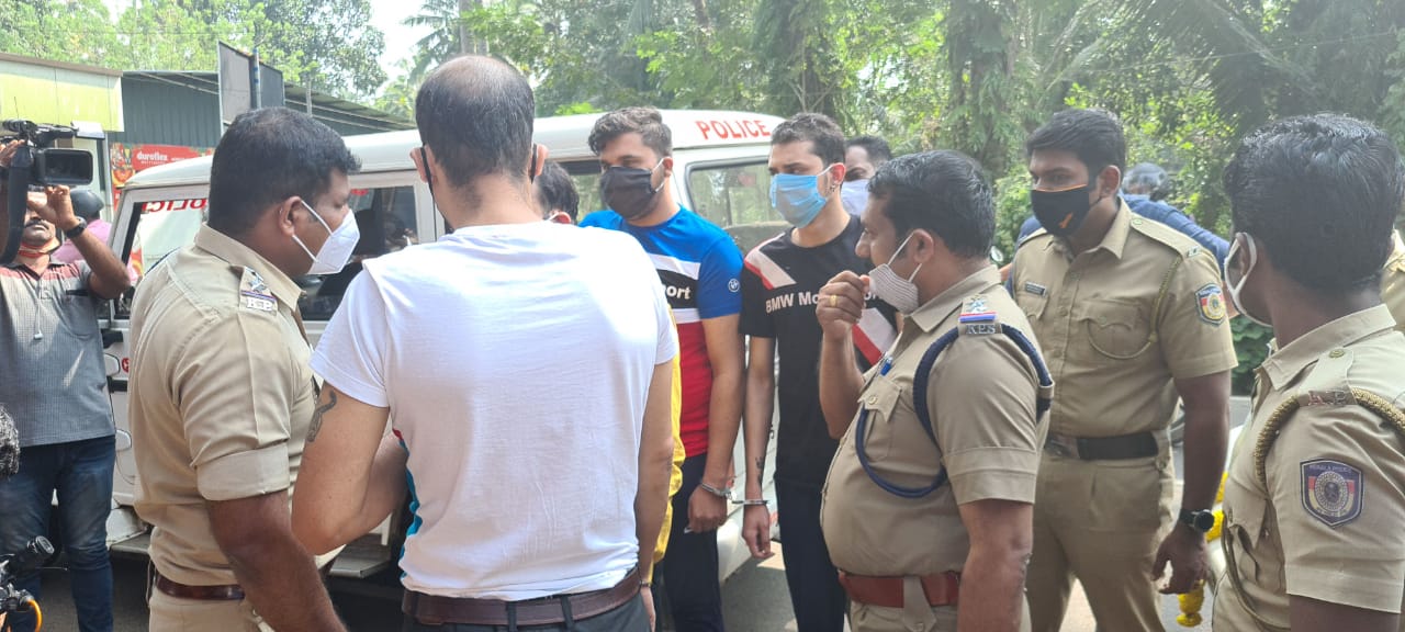  വിദേശ കറന്‍സി മാറണമെന്ന് ആയിരുന്നു ആവശ്യം. കൈവശമുള്ള ഡോളര്‍ കാണിച്ച സംഘം പകരം ഇന്ത്യന്‍ കറന്‍സി കാണണമെന്ന് ആവശ്യപ്പെടുകയും പണം തട്ടുകയുമായിരുന്നു. 38000 രൂപയുമായി സംഘം തിരുവനന്തപുരത്തേക്ക് കടന്നു.