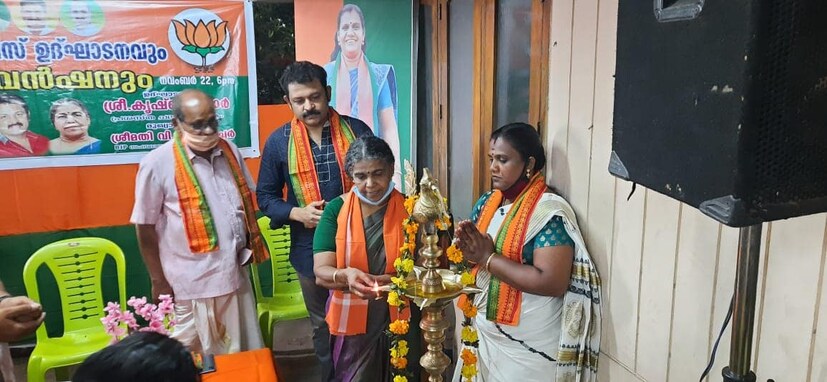  'പ്രവർത്തകരുടെ ആവേശവും സദസിന്റെ പ്രതികരണവും സൂചിപ്പിക്കുന്നത് വരുന്ന നിയമസഭ തിരഞ്ഞെടുപ്പിന്നു പ്രചാരണത്തിന് നമ്മുടെ ആദരണീയനായ പ്രധാനമന്ത്രി ശ്രീ നരേന്ദ്ര മോദി തിരുവനന്തപുരത്തു വരുമ്പോൾ വിമാനത്താവളത്തിൽ സ്വീകരിക്കുന്നത് ബിജെപി യുടെ മേയർ ആയിരിക്കും. നമ്മൾ ജയിക്കും നമ്മൾ ഭരിക്കും.' - കൃഷ്ണകുമാർ കുറിച്ചത് ഇങ്ങനെ.