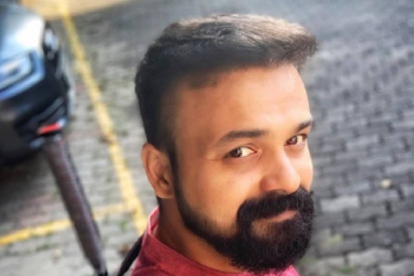  ഇന്ന് കുഞ്ചാക്കോ ബോബന്റെ പിറന്നാൾ. ലേഡി സൂപ്പർസ്റ്റാർ നയന്‍താരയും, മലയാളത്തിന്റെ പ്രിയപ്പെട്ട കുഞ്ചാക്കോ ബോബനും ഒന്നിക്കുന്ന ‘നിഴല്‍’ എന്ന ചിത്രത്തിന്റെ ഫസ്റ്റ് ലുക്ക് പോസ്റ്റര്‍ പുറത്ത് വന്നത് ഈ ദിവസമാണ്. എന്നാൽ ഈ പോസ്റ്റർ പ്രഖ്യാപനത്തിനു ശേഷം പലർക്കും കൺഫ്യൂഷൻ തോന്നിയ കാര്യം താരത്തിന്റെ പ്രായത്തിലാണ്. ചാക്കോച്ചന്റെ യഥാർത്ഥ പ്രായം 32 ആണോ എന്നാണ് സംശയം