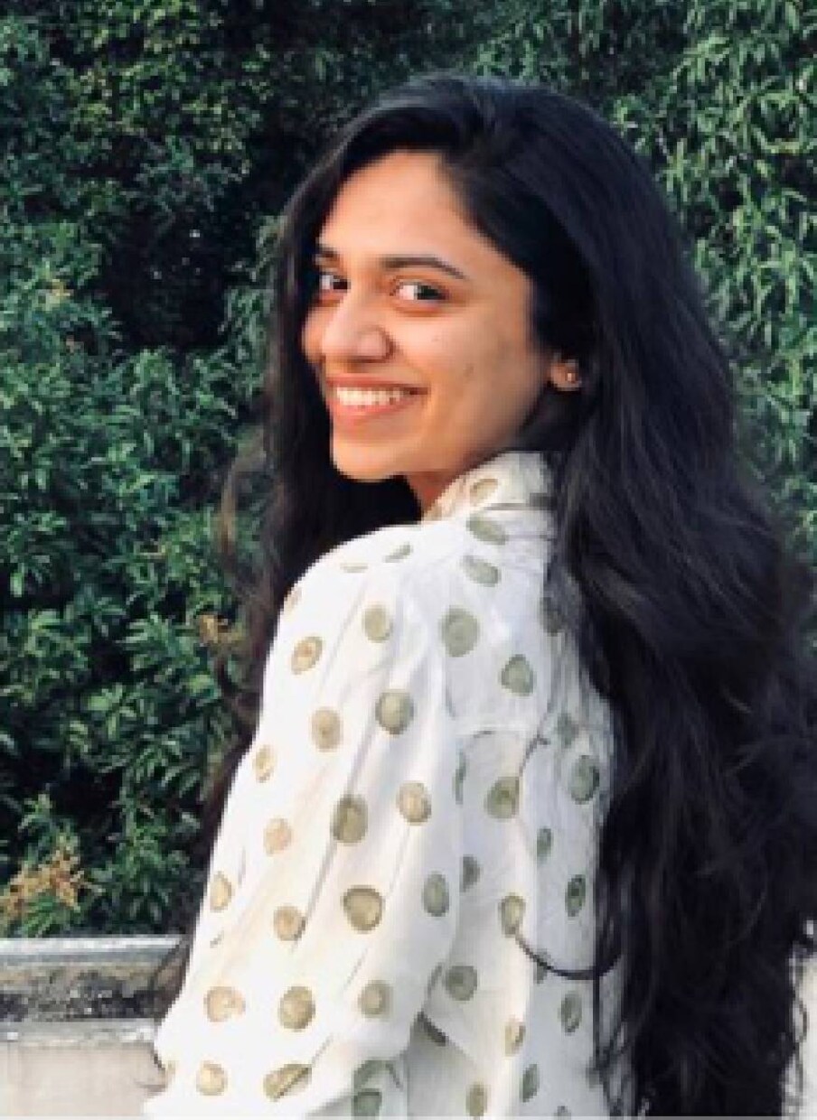  നടിയെ ആക്രമിച്ച കേസിന്റെ വിസ്താരവുമായി ബന്ധപ്പെട്ടാണ് വിവാദങ്ങളുടെ തുടക്കം. കോടതി മാറണമെന്ന് ആവശ്യപ്പെട്ട് പ്രോസിക്യൂഷനും ആക്രമിക്കപ്പെട്ട നടിയും ഹൈക്കോടതിയെ സമീപിച്ചിരുന്നു. നടിയെ ആക്രമിച്ച കേസിൽ പ്രതിയായ ദിലീപ് മകൾ മീനാക്ഷിയെ ഉപയോഗിച്ച് സ്വാധീനിക്കാൻ ശ്രമിച്ചുവെന്ന് വിസ്താര വേളയിൽ മഞ്ജു വാര്യർ ആരോപിച്ചിരുന്നു. എന്നാൽ, ഇത് രേഖപ്പെടുത്താൻ കോടതി തയ്യാറായില്ലെന്ന് ആക്രമിക്കപ്പെട്ട നടി ഹൈക്കോടതിയെ അറിയിച്ചു. മൊഴി കൊടുക്കുന്നതിന് മൂന്നു ദിവസം മുമ്പ്  മകള്‍ ഫോണില്‍ വിളിച്ച്‌ ദിലീപിനെതിരെ മൊഴി കൊടുക്കരുതെന്ന് ആവശ്യപ്പെട്ടുവെന്നാണ് മഞ്ജുവിന്‍റെ മൊഴി. മഞ്ജു വാര്യരുടെ മൊഴി രേഖപ്പെടുത്തുന്നതില്‍ വിചാരണ കോടതിക്ക് വീഴ്ച പറ്റിയെന്ന് സര്‍ക്കാരും ഹൈക്കോടതിയെ അറിയിച്ചു.