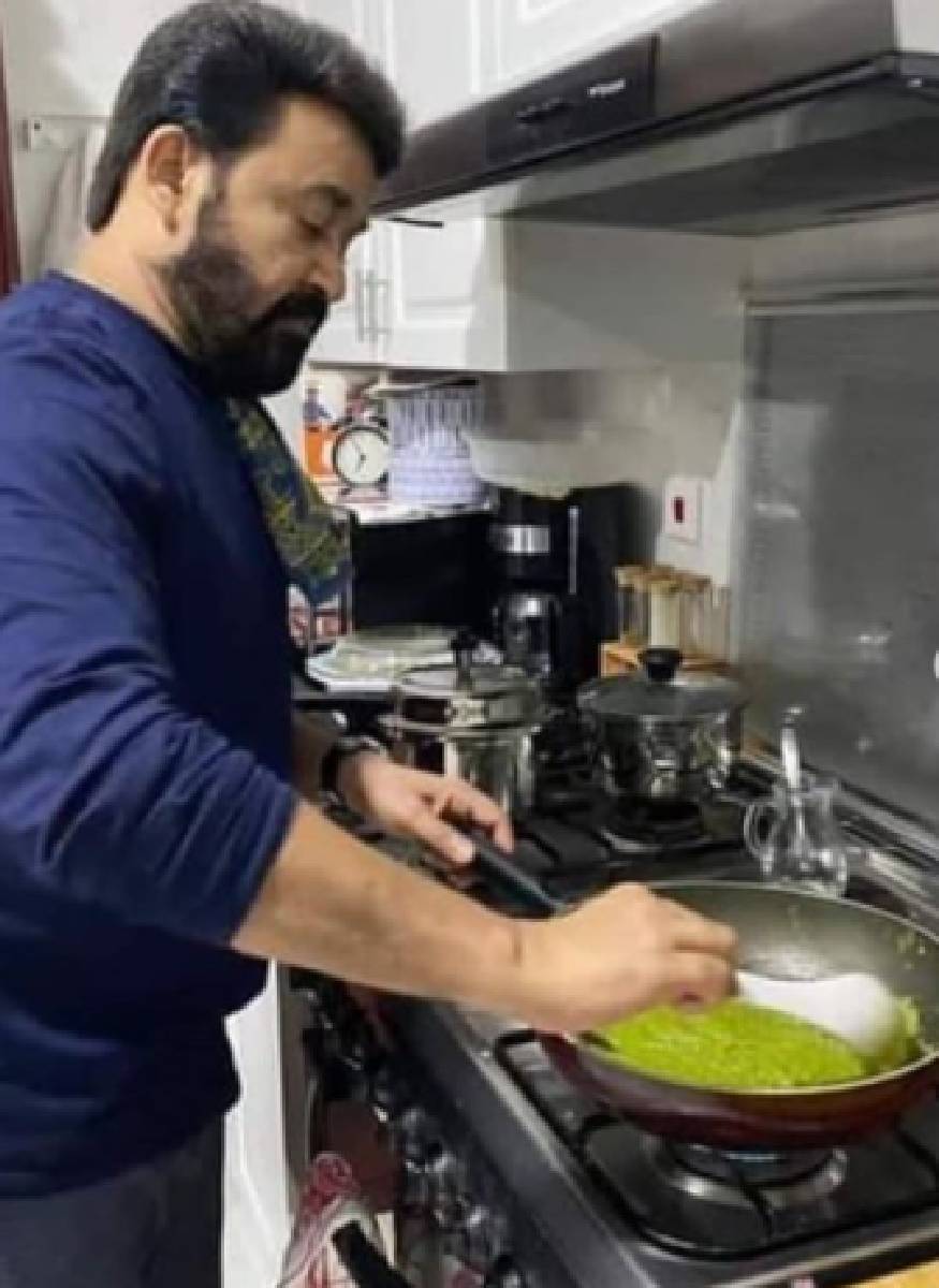  ഭക്ഷണം കഴിക്കാനും, ഭക്ഷണം ഉണ്ടാക്കാനും ഒരുപോലെ ഇഷ്‌ടമുള്ള ഒരു തനി ഭക്ഷണപ്രിയനാണ് മോഹൻലാൽ എന്ന് പ്രത്യേകം പറയേണ്ട കാര്യമില്ല. അദ്ദേഹം ഉണ്ടാക്കുന്ന ഭക്ഷണം രുചിച്ചു നോക്കാനും ആളുണ്ട്. ഒരു പാനിൽ വച്ചാണ് അദ്ദേഹം ഭക്ഷണം ഉണ്ടാക്കുന്നത്. ലാലേട്ടൻ ഉണ്ടാക്കുന്ന  വിഭവം എന്തെന്ന് ഊഹിക്കാൻ കഴിയുന്നുണ്ടോ?