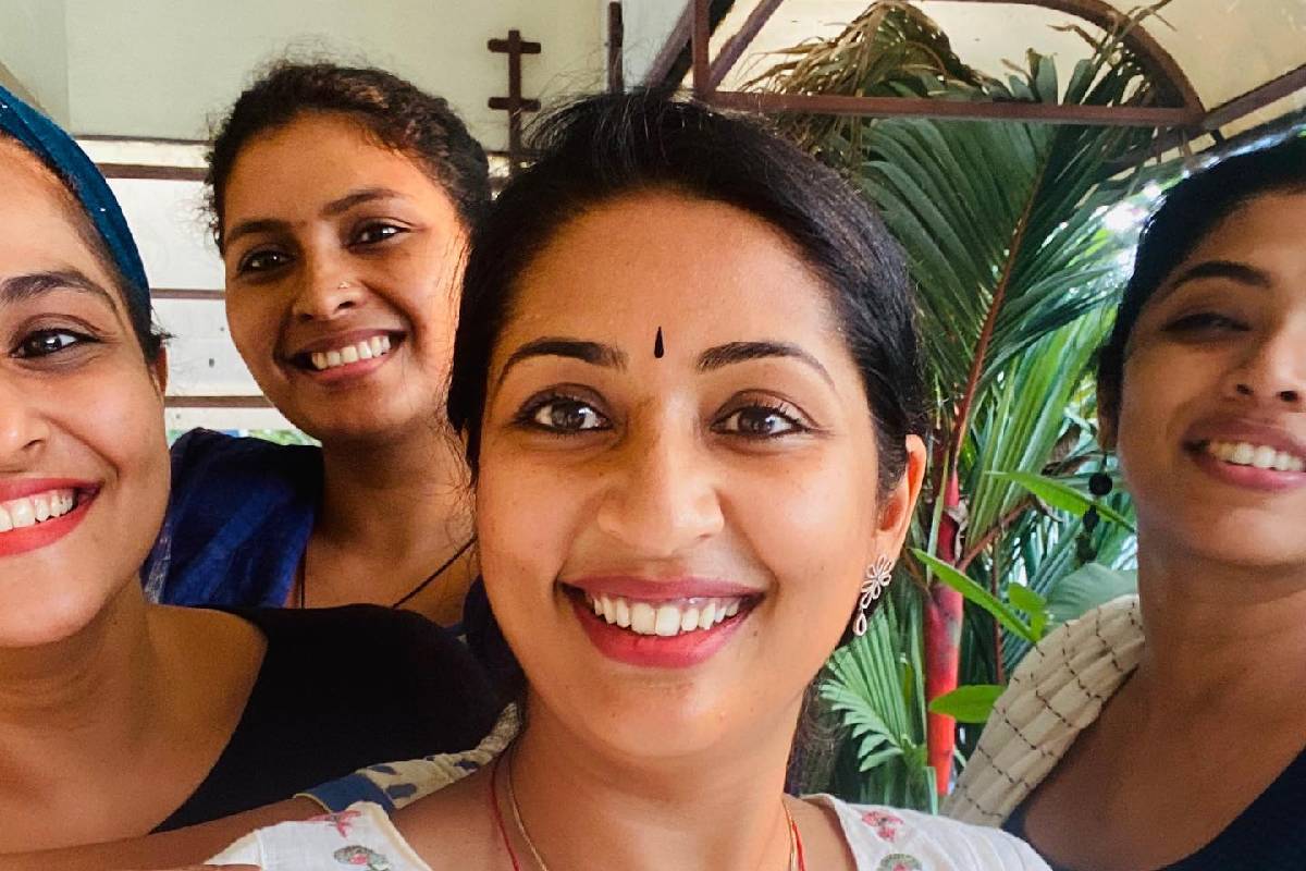 പോസ്ടിനോപ്പം നവ്യ കുറിക്കുന്ന വാക്കുകൾ:  "ഒരുത്തി സിനിമയുടെ ആവശ്യത്തിനായി ലാൽ മീഡിയയിൽ എത്തി, ഒപ്പം സംവിധായകൻ വികെപിയും. ഞങ്ങൾ പുറത്തു സംസാരിച്ചു നിൽക്കുമ്പോൾ പെട്ടന്ന് വികെപിയെ കാണാൻ ഷബ്‌ന എത്തി (vkp യുടെ മകളുടെ ചിത്രത്തിൽ അവളാണ് സ്ക്രീൻപ്ലേ) അവളിൽ നിന്ന് റിമ സംവിധായക പരിവേഷത്തിൽ അവിടെ ഉണ്ടെന്നറിഞ്ഞു. അവളെ ഫോണിൽ വിളിച്ചു മുഖം കാണിക്കാൻ ആഗ്രഹം പറഞ്ഞു. അവൾ മെല്ലെ ഡബ്ബിങ് സൂട്ടിൽ നിന്നും പുറത്തേക്ക്. ഒട്ടും പ്രതീക്ഷിക്കാതെ പിറകെ രമ്യയും