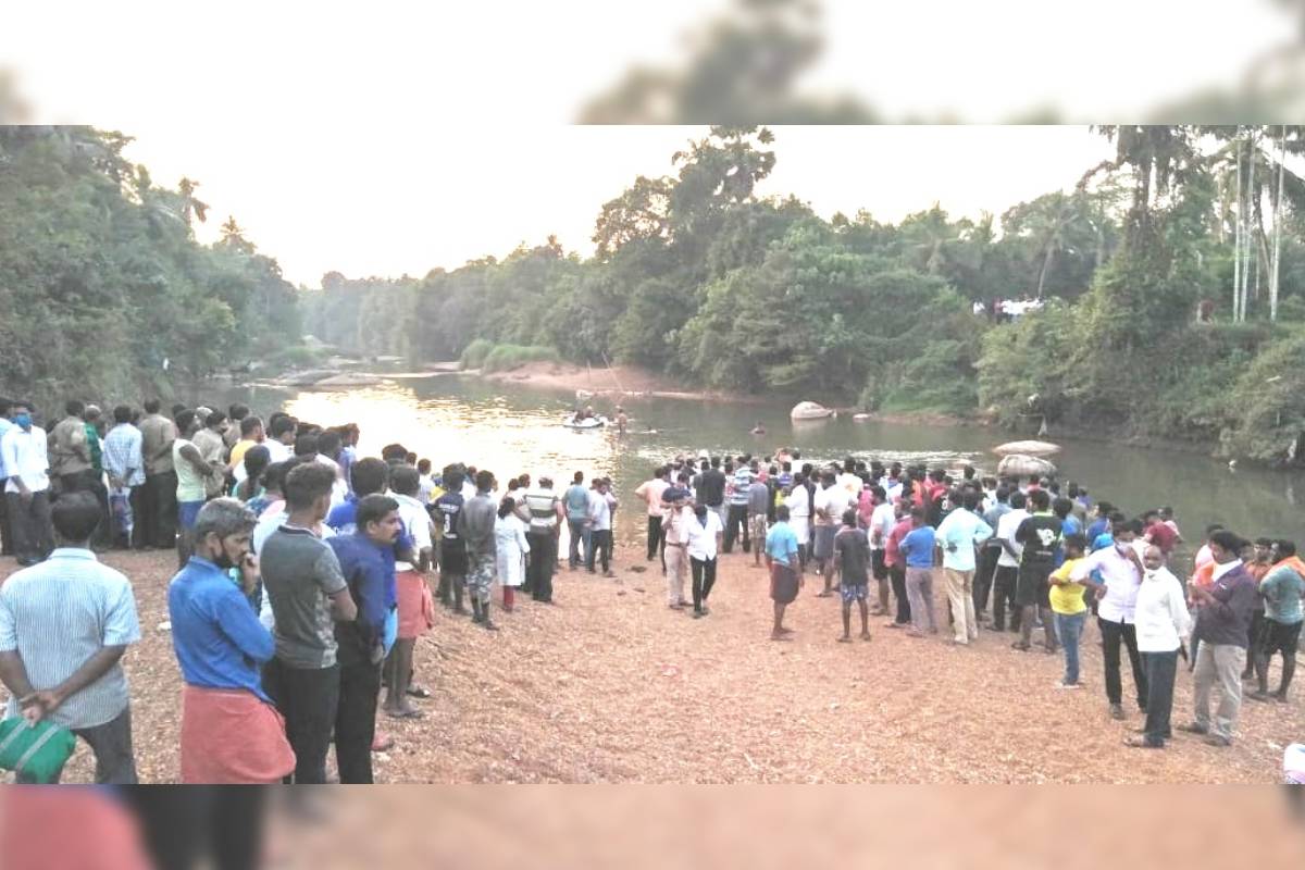  ഒരാള്‍ മുങ്ങിത്താണതോടെ രക്ഷിക്കാനുള്ള ശ്രമത്തിലാണ് മറ്റുള്ളവരും അപകടത്തില്‍ പെട്ടത്.

