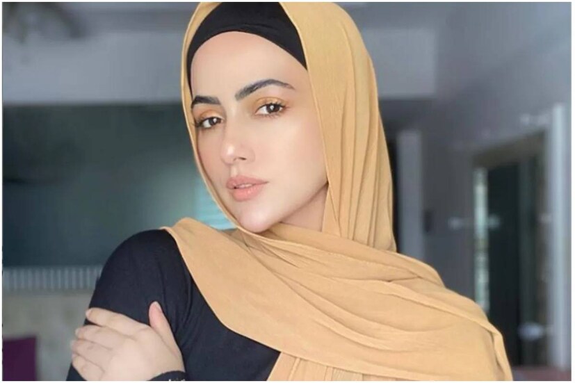  ഇക്കഴിഞ്ഞ ഒക്ടോബർ എട്ടിനാണ് താന്‍ സിനിമാ ലോകം വിടുന്നുവെന്ന് പ്രഖ്യാപനം സന നടത്തിയത്. ക്ലൈമാക്സ് എന്ന ചിത്രത്തിൽ സിൽക്ക് സ്മിതയായി വെള്ളിത്തിരയിലെത്തി മലയാളികൾക്കും സുപരിചിതയായ നടിയാണ് സന.