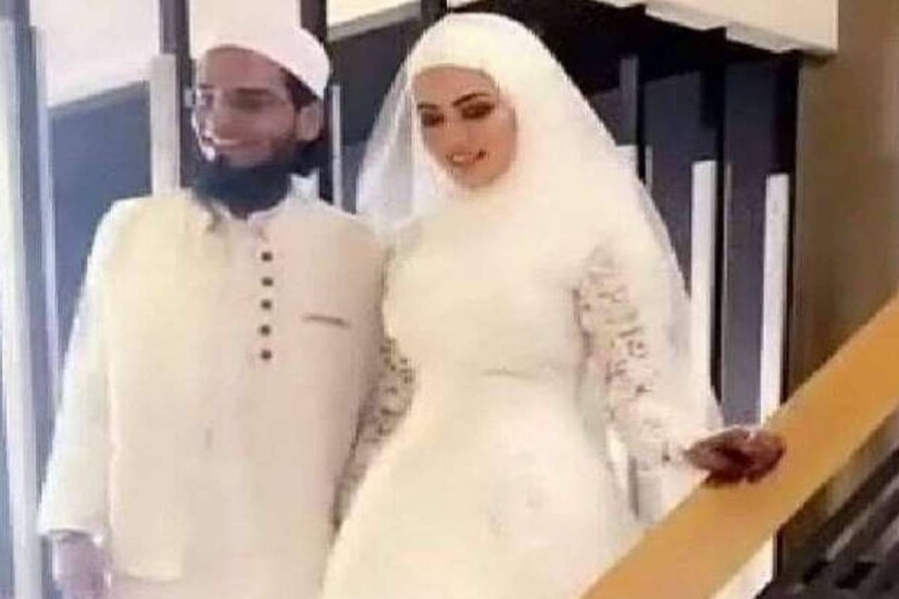  'അല്ലാഹുവിനായി പരസ്പരം സ്നേഹിച്ചു. അല്ലാഹുവിനായി പരസ്പരം വിവാഹം കഴിച്ചു. ഈ ലോകത്തും പരലോകത്തും അള്ളാഹു നമ്മളെ ഐക്യത്തോടെ ഒന്നിച്ചു നിർത്തട്ടെ' എന്നാണ് വിവാഹച്ചിത്രം പങ്കുവച്ച് സന കുറിച്ചത്