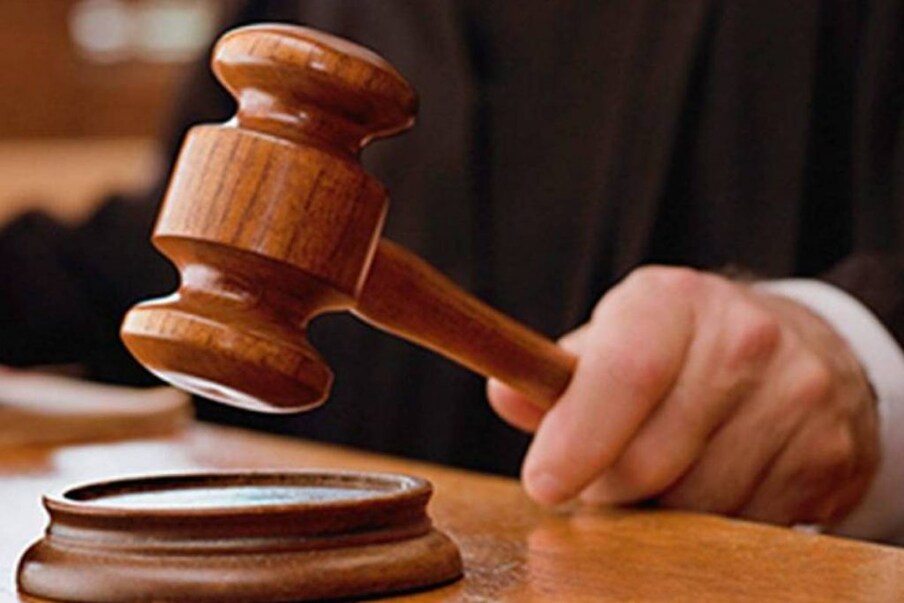  കോഴിക്കോട്: മുക്കത്ത് 13 വയസ്സുകാരിയെ പീഡിപ്പിച്ച കേസില്‍ മാതാവും രണ്ടാനച്ഛനും അടക്കം എട്ട് പ്രതികളും കുറ്റക്കാരാണെന്ന് കോടതി. മാതാവിന് ഏഴ് വര്‍ഷം തടവും രണ്ടാനച്ഛനടക്കം ഏഴ് പ്രതികള്‍ക്ക് 10 വര്‍ഷം തടവും ശിക്ഷ വിധിച്ചു. കോഴിക്കോട് അതിവേഗ കോടതി ജഡ്ജി ശ്യാംലാലാണ് കേസില്‍ വിധി പ്രസ്താവിച്ചത്. 