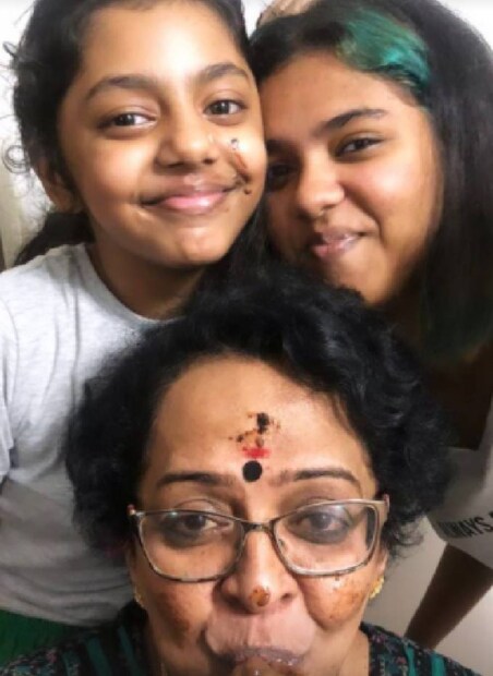  പിറന്നാൾ കേക്ക് മുറിച്ചതിന്റെ സന്തോഷത്തിൽ പ്രാർത്ഥനയും നക്ഷത്രയും അച്ഛമ്മയ്ക്കൊപ്പം