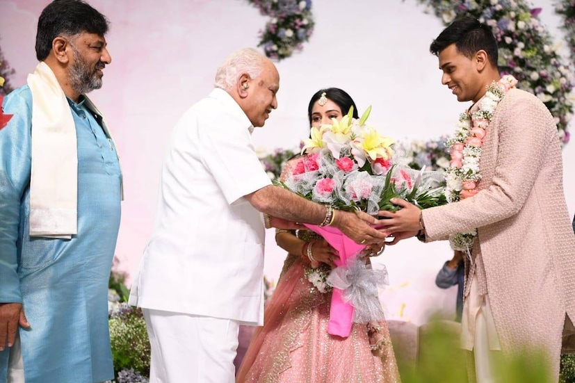  കോൺഗ്രസിന്‍റെ മുൻ മന്ത്രിയും ഇപ്പോഴത്തെ ബിജെപി നേതാവുമായ എസ് എം കൃഷ്ണയുടെ കൊച്ചുമകൻ കൂടിയാണ് വരൻ അമർത്യ. അടുത്ത കുടുംബാംഗങ്ങൾക്കും സുഹൃത്തുക്കൾക്കും പുറമെ കർണാടക മുഖ്യമന്ത്രി ബി എസ് യെദ്യൂരപ്പയും വിവാഹനിശ്ചയ ചടങ്ങിൽ പങ്കെടുത്തു.