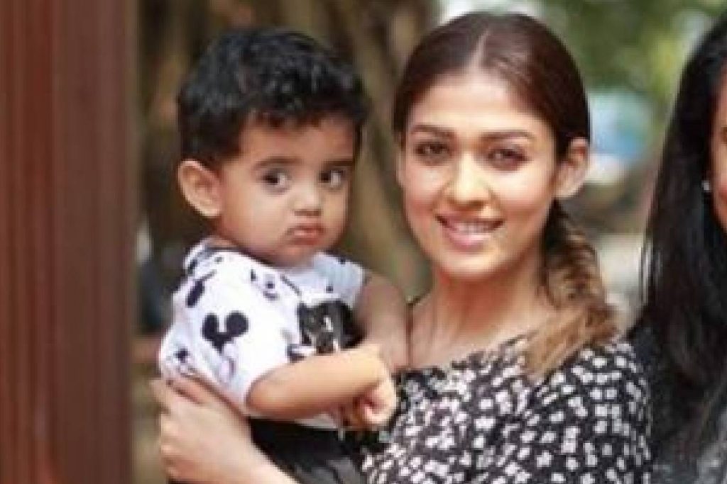  നിഴൽ എന്ന സിനിമയിലുടെ ലൊക്കേഷനിൽ നിന്നുള്ള ചിത്രം കുഞ്ചാക്കോ ബോബൻ തന്നെയാണ് ആരാധകരുമായി പങ്കുവച്ചത്. കുഞ്ചാക്കോ ബോബനും നയൻതാരയുമാണ് ചിത്രത്തിൽ പ്രധാനവേഷങ്ങളിൽ അഭിനയിക്കുന്നത്. 