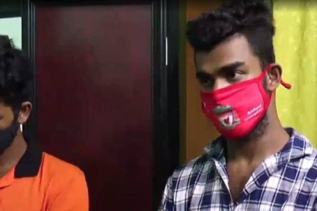  കൊച്ചി: നഗരത്തിൽ രണ്ടിടങ്ങളിൽ നിന്നും പൊലീസും എക്സൈസും 15 കിലോ കഞ്ചാവ് പിടികൂടി. നഗരത്തിലെ ഒരു ഫ്ലാറ്റിൽ നിന്നാണ് 10 കിലോ കഞ്ചാവ് പൊലീസ് പിടികൂടിയത്. അതേസമയം ദുബായിലേക്ക് അയക്കാൻ എത്തിച്ച കുറിയർ പാർസലിൽ നിന്നാണ് എക്സൈസ് സംഘം അഞ്ച് കിലോ കഞ്ചാവ് കണ്ടെടുത്തത്. 