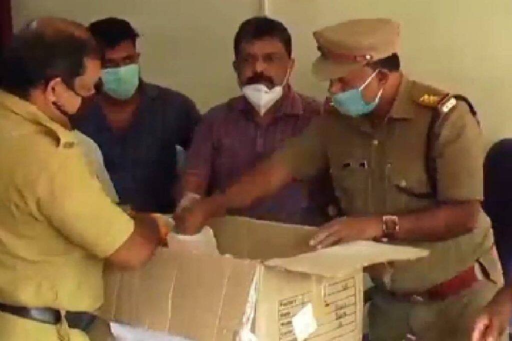  ദുബായിലേക്ക് കുറിയർ വഴി കടത്താന്‍ ശ്രമിച്ച അഞ്ചുകിലോയോളം കഞ്ചാവാണ് പിടിച്ചെടുത്തത്. പലവ്യഞ്ജനങ്ങള്‍ക്കൊപ്പമാണ് ദുബായിലേക്ക് കഞ്ചാവ് കടത്താന്‍ ശ്രമിച്ചത്. 27 കിലോ തൂക്കമുണ്ടായിരുന്ന പായ്ക്കറ്റ് കണ്ണൂരില്‍നിന്നു കുറിയർ വഴിയാണ് കൊച്ചിയിലെ സ്ഥാപനത്തിലെത്തിയത്. 