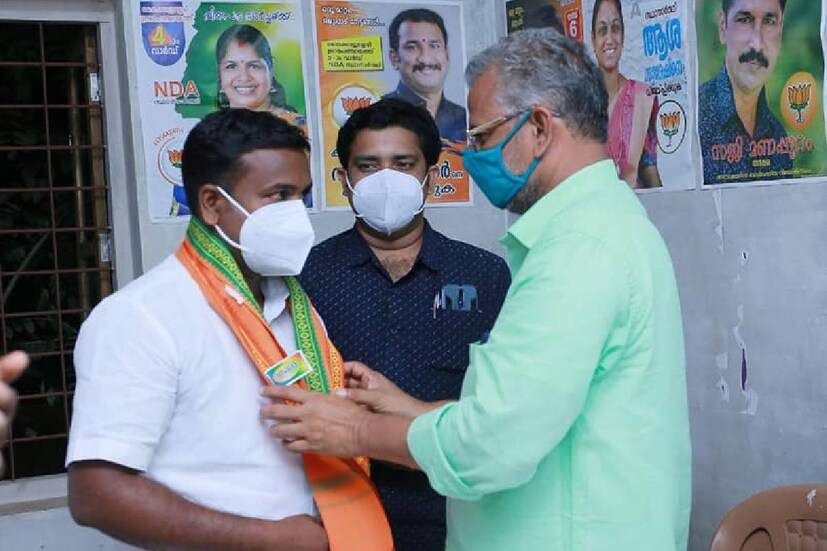  അതേസമയം, 15 ലേറെ വർഷത്തെ കോൺഗ്രസ് ജീവിതത്തിൽ കിട്ടാതെ പോയത് കേവലം ഒരു മണിക്കൂർ കൊണ്ട് നിനക്ക് ബിജെപിയിൽ കിട്ടിയതിൽ സന്തോഷിക്കുന്നുവെന്ന് പറയുന്ന ജിബീഷിന്റെ സുഹൃത്തുക്കളുമുണ്ട്. സ്ഥാനാർഥിത്വം എന്ന അപ്പക്കഷണം വാരി വായിൽ വച്ച് വിഴുങ്ങാൻ അനുവദിക്കാത്ത നെറികെട്ട കോൺഗ്രസ് നേതാക്കളുടെ മുന്നിലൂടെ വിജയത്തിൻറെ പടികൾ ചവിട്ടി കയറുമെന്ന് ഉറപ്പുണ്ടെന്നും ഒരു സുഹൃത്ത് കുറിക്കുന്നു.